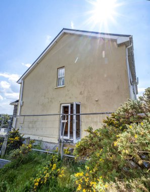 Radharc An Seascan, Meenmore, Dungloe, County Donegal, İrlanda - 30 Mayıs 2021: 2007 Peatbataklığına batan evler halen ayakta.