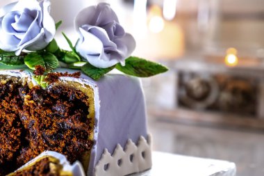 Mavi güllerle süslenmiş güzel meyveli pasta..