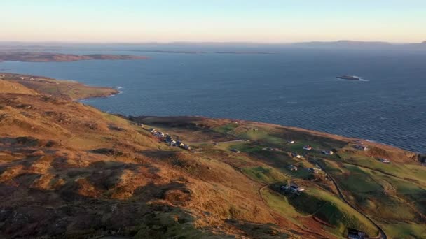 ジェシカ パーカーとマシュー ブロデリックがアイルランド西海岸のドニゴール州に別荘を持っている村キルカーのマックロスヘッドでの空中ビュー — ストック動画