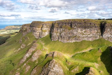 Güzel Binevenagh Dağı Kuzey İrlanda 'da Limavady yakınlarında..