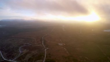 Donegal, İrlanda 'daki Bonny Glen' de inanılmaz gün doğumu manzarası..