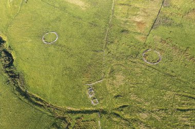 Kuzey İrlanda 'daki Gortmore' da harabelerin ve yuvarlak ağılların hava manzarası.