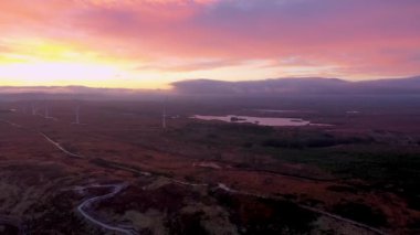 Ardara ile Donegal, İrlanda 'da Portnoo arasındaki Loughderryduff rüzgar çiftliğinde inanılmaz bir gün doğumu..