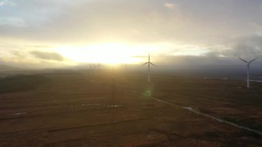 Ardara ile Donegal, İrlanda 'da Portnoo arasındaki Loughderryduff rüzgar çiftliğinde inanılmaz bir gün doğumu..