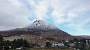 Kutsal Kalp Kilisesi, Dunlewey County Donegal 'deki Errigal Dağı' na yakın..