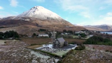 Kutsal Kalp Kilisesi, Dunlewey County Donegal 'deki Errigal Dağı' na yakın..