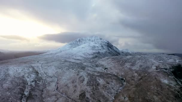 Χιόνι Κάλυψε Όρος Έριγκαλ Ψηλότερο Βουνό Στο Ντόνεγκαλ Της Ιρλανδίας — Αρχείο Βίντεο
