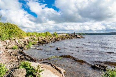 Lough Gill İrlanda 'nın Leitrim ilçesindeki Parkes Kalesi' nden görüldü.,