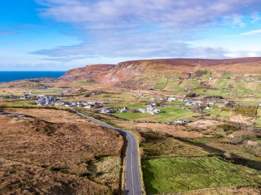 Irleand Cumhuriyeti Donegal İlçesinde Glencolumbkille 'in hava manzarası.