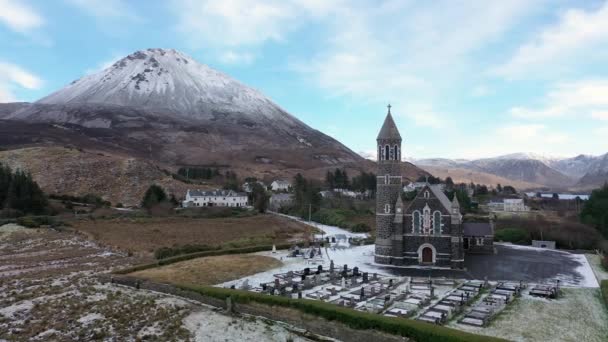 Gereja Hati Kudus Dunlewey Dekat Dengan Gunung Errigal County Donegal — Stok Video