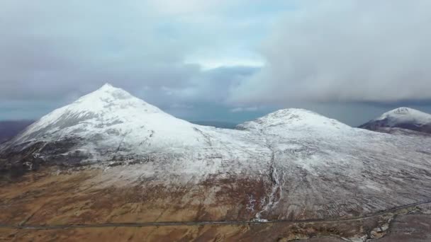 Snow Covered Aghla Close Mount Errigal County Donegal Ireland — Stockvideo