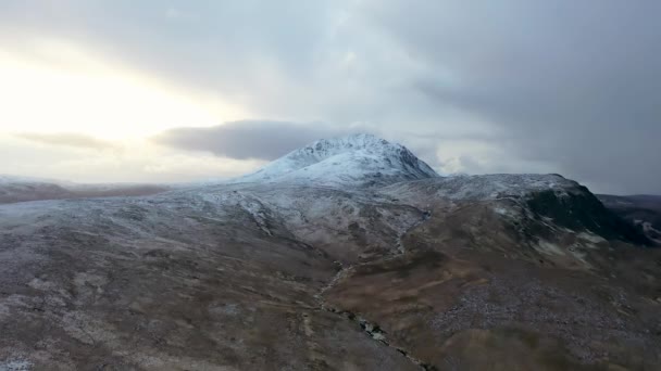 Snow Covered Mount Errigal Highest Mountain Donegal Ireland — Videoclip de stoc