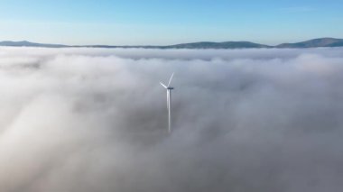 County Donegal - İrlanda 'daki siste rüzgar enerjisi türbinleri.