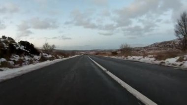 Church Hill 'den Dunlewey' e giden yol. Arka planda Errigal, Donegal ilçesi. İrlanda Cumhuriyeti.