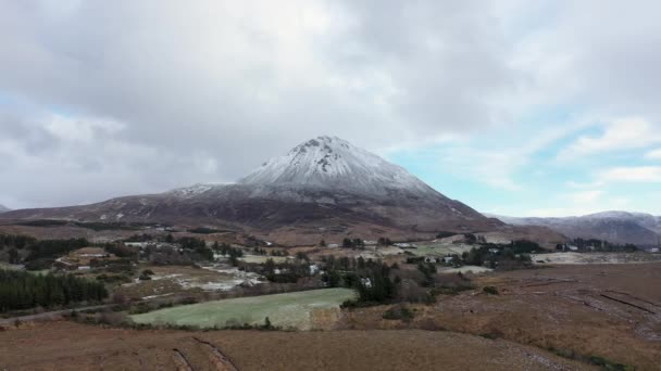 大雪覆盖了爱尔兰多纳加尔的最高峰厄里盖尔山 — 图库视频影像