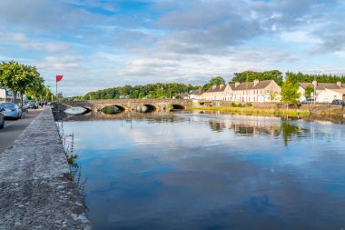 Ballina şehrinin ufuk çizgisi, İlçe Mayo, İrlanda.