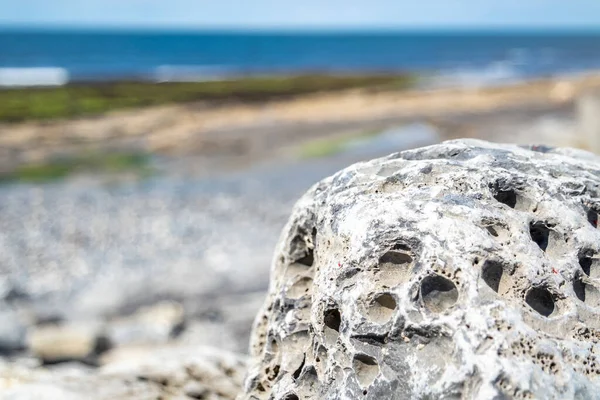 Камни Отверстиями Штормовом Пляже Carrowhubbuck North Carrownedin Рядом Inishcrone Enniscrone — стоковое фото