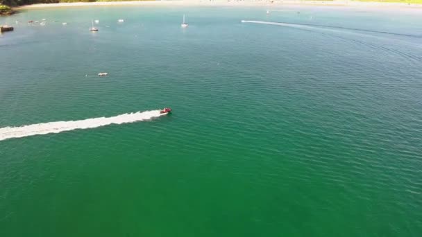 Aerial Jspeed Boat Driving Atlantic Ocean Downings County Donegal Ireland — 비디오