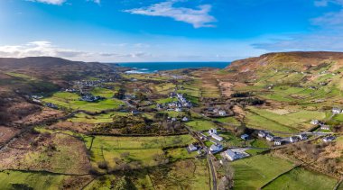 Irleand Cumhuriyeti Donegal İlçesinde Glencolumbkille 'in hava manzarası.