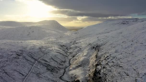 大雪覆盖了爱尔兰共和国Donegal县的Glenveagh山脉和格伦 — 图库视频影像