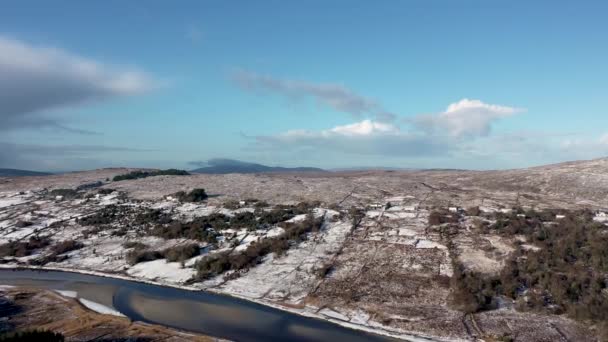 Vista Aérea Del Río Gweebarra Cubierto Nieve Entre Doochary Lettermacaward — Vídeos de Stock