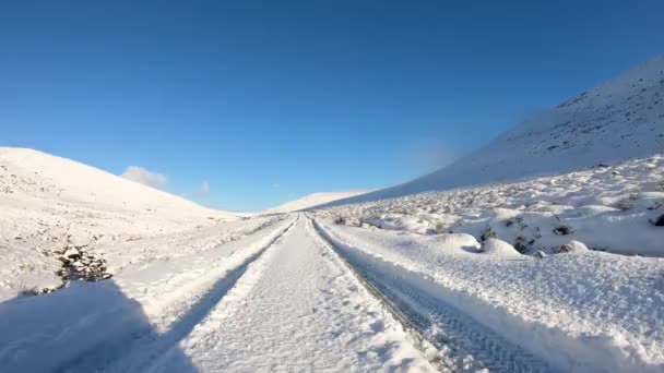 Fahrt Durch Den Schneebedeckten Glenveagh National Park Schatten Eines Berges — Stockvideo