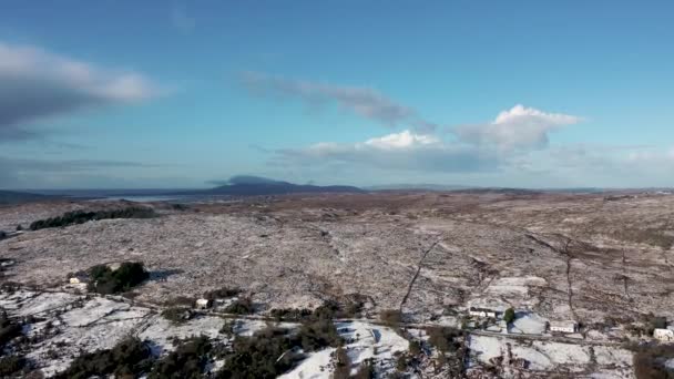Letecký Pohled Zasněženou Řeku Gweebarru Mezi Doochary Lettermacaward Donegalu Irsku — Stock video
