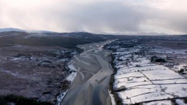 Donegal 'de Doochary ve Lettermacaward arasındaki Gweebarra Nehri' nin havadan görünüşü - İrlanda.