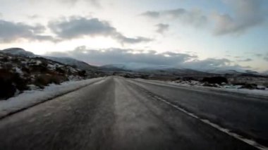 Church Hill 'den Dunlewey' e giden yol. Arka planda Errigal, Donegal ilçesi. İrlanda Cumhuriyeti.