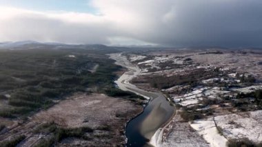 Donegal 'de Doochary ve Lettermacaward arasındaki Gweebarra Nehri' nin havadan görünüşü - İrlanda.