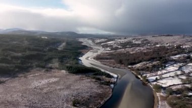 Donegal 'de Doochary ve Lettermacaward arasındaki Gweebarra Nehri' nin havadan görünüşü - İrlanda.