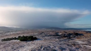 Donegal 'de Doochary ve Lettermacaward arasındaki Gweebarra Nehri' nin havadan görünüşü - İrlanda.