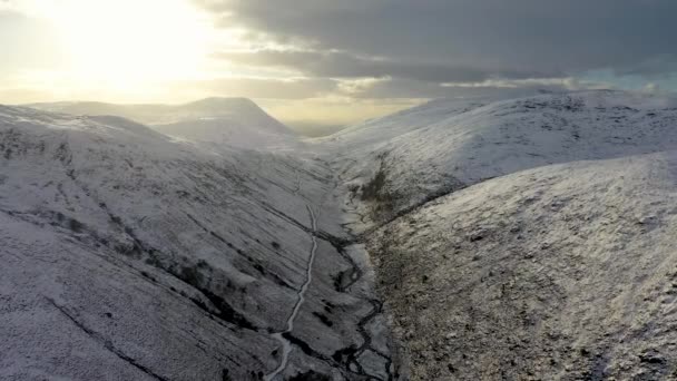 大雪覆盖了爱尔兰共和国Donegal县的Glenveagh山脉和格伦 — 图库视频影像