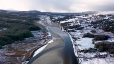 Donegal 'de Doochary ve Lettermacaward arasındaki Gweebarra Nehri' nin havadan görünüşü - İrlanda.