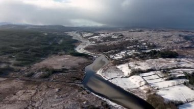 Donegal 'de Doochary ve Lettermacaward arasındaki Gweebarra Nehri' nin havadan görünüşü - İrlanda.