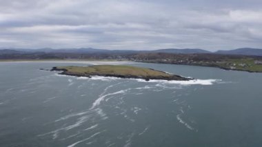 Donegal, İrlanda 'da bulunan Portnoo' dan Inishkeel Adası 'nın havadan görünüşü