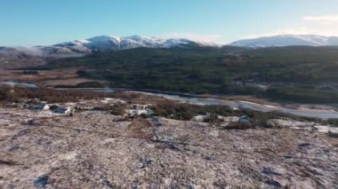 Donegal 'de Doochary ve Lettermacaward arasındaki Gweebarra Nehri' nin havadan görünüşü - İrlanda.