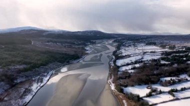 Donegal 'de Doochary ve Lettermacaward arasındaki Gweebarra Nehri' nin havadan görünüşü - İrlanda.
