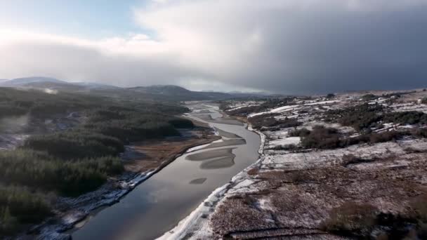 Letecký Pohled Řeku Gweebarru Mezi Doochary Lettermacaward Donegalu Irsko — Stock video