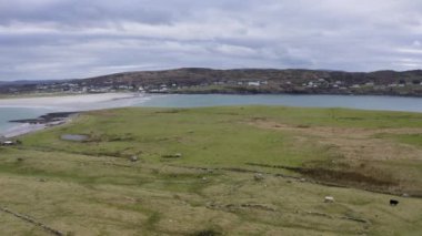 Donegal, İrlanda 'daki Portnoo tarafından İnishkeel Adası' nda havadan Cowa manzarası