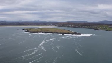 Donegal, İrlanda 'da bulunan Portnoo' dan Inishkeel Adası 'nın havadan görünüşü