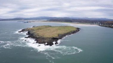 Donegal, İrlanda 'da bulunan Portnoo' dan Inishkeel Adası 'nın havadan görünüşü