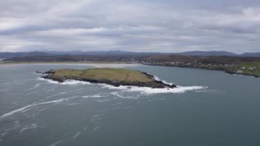 Donegal, İrlanda 'da bulunan Portnoo' dan Inishkeel Adası 'nın havadan görünüşü