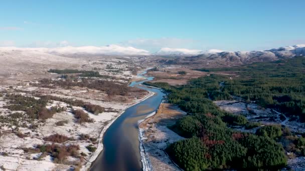 Aerial View Snow Covered Gweebarra River Doochary Lettermacaward Donegal Ireland — Stockvideo