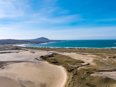 Donegal ilçesindeki Ballyness Körfezi ve Magheraroarty 'nin havadan görünüşü - İrlanda.