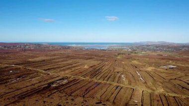 İrlanda Cumhuriyeti 'nin Donegal ilçesindeki Gortahork' taki Peatbataklığının havadan görünüşü.