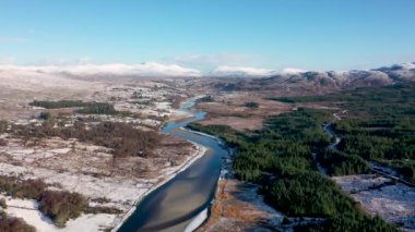 Donegal - İrlanda 'da Doochary ve Lettermacaward arasındaki Gweebarra Nehri üzerindeki hava manzarası.
