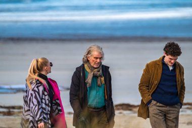 Başrollerinde Pierce Brosnan, Gabriel Byrne, Helena Bonham Carter, Fionn O Shea, Ann Skelly 'nin oynadığı 