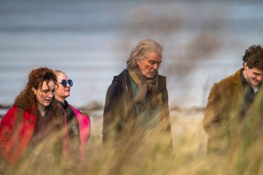 Başrollerinde Pierce Brosnan, Gabriel Byrne, Helena Bonham Carter, Fionn O Shea, Ann Skelly 'nin oynadığı 