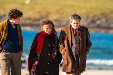 Başrollerinde Pierce Brosnan, Gabriel Byrne, Helena Bonham Carter, Fionn O Shea, Ann Skelly 'nin oynadığı 
